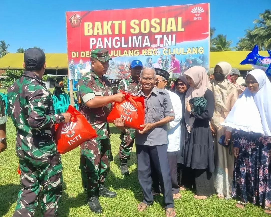 Pembagian paket bantuan dari INTI kepada warga sekitar Masjid Jami Ar-Rohman. (foto: istimewa)