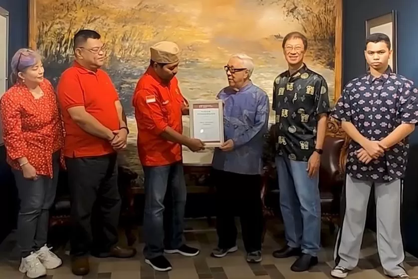 Penyerahan Piagam Penghargaan MPPT kepada Sidik W. Martowidjojo. (foto: istimewa)