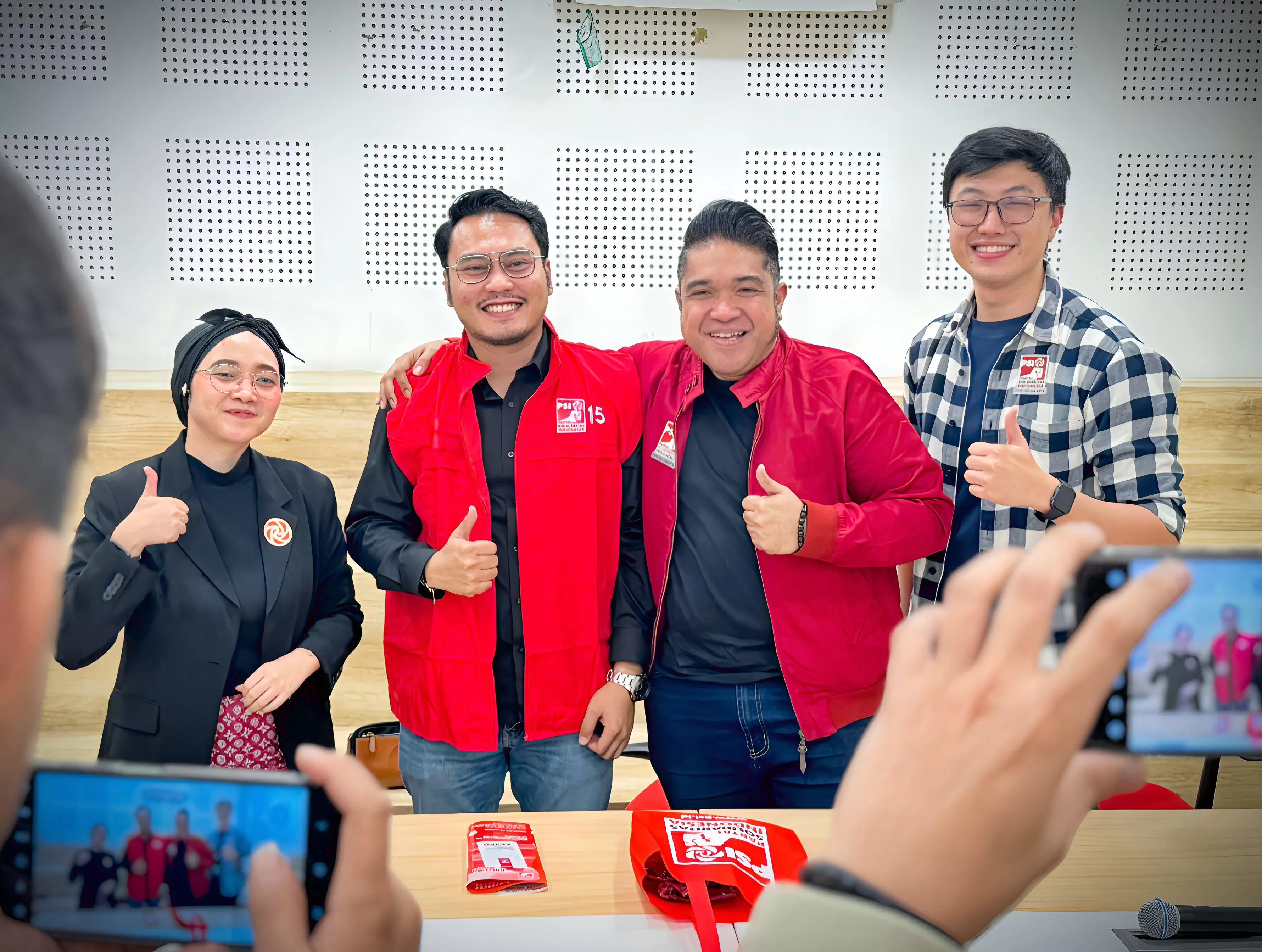 Fauzan Wahid di Kantor DPW PSI DKI Jakarta bersama Elva Farhi Qolbina, Justin Adrian Untayana dan Geraldi Ryan Wibinata. (foto: Dokumentasi tim Justin Adrian Untayana)