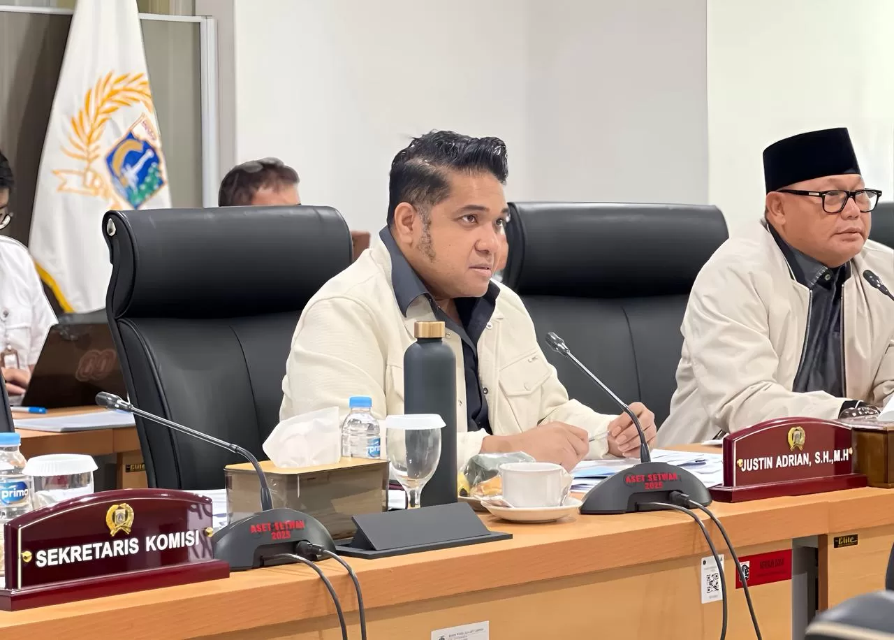 Justin Adrian, S.H., M.H., Sekretaris Komisi E DPRD DKI Jakarta saat sedang membahas RAPBD TA 2026. (istimewa)