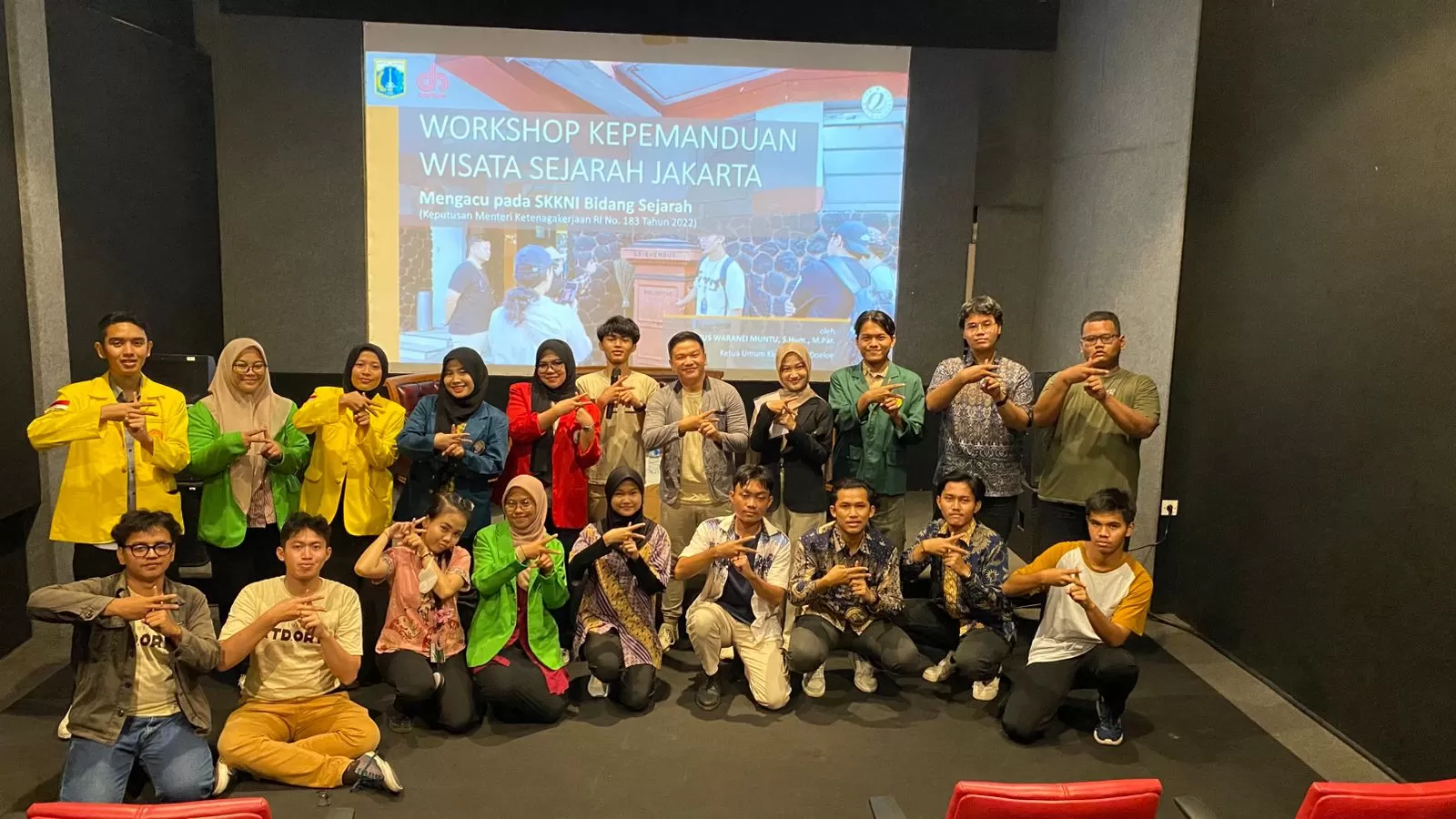 Para peserta workshop beserta panitia dan pemateri dalam sesi foto bersama di Ruang Teater, Museum Sejarah Jakarta. (Klub Tempo Doeloe)