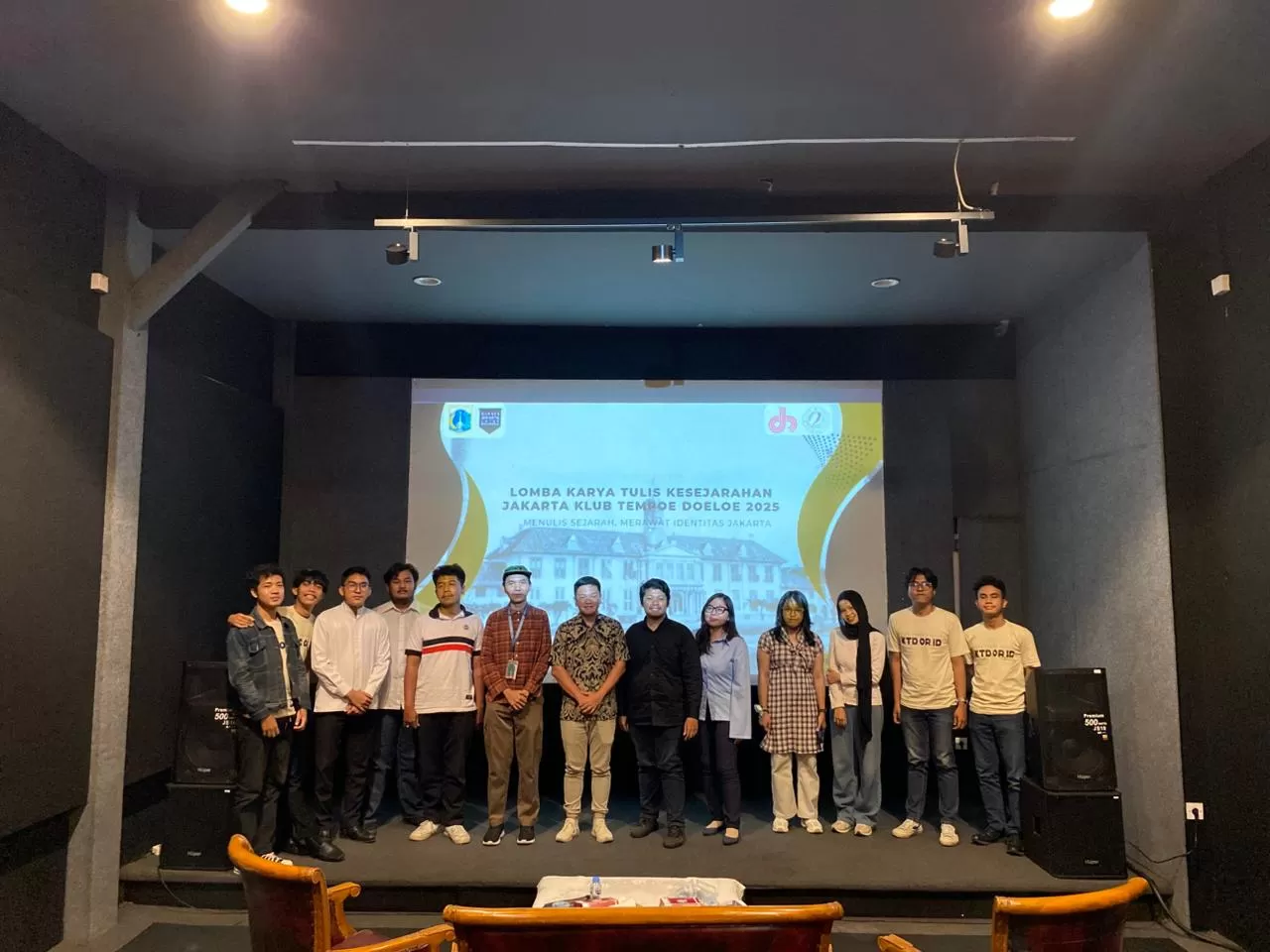 Foto bersama antara Ketua Umum KTD, Panitia, juga Peserta Lomba Karya Tulis Ilmiah (LKTI) Kesejarahan Jakarta 2025. (Klub Tempo Doeloe)