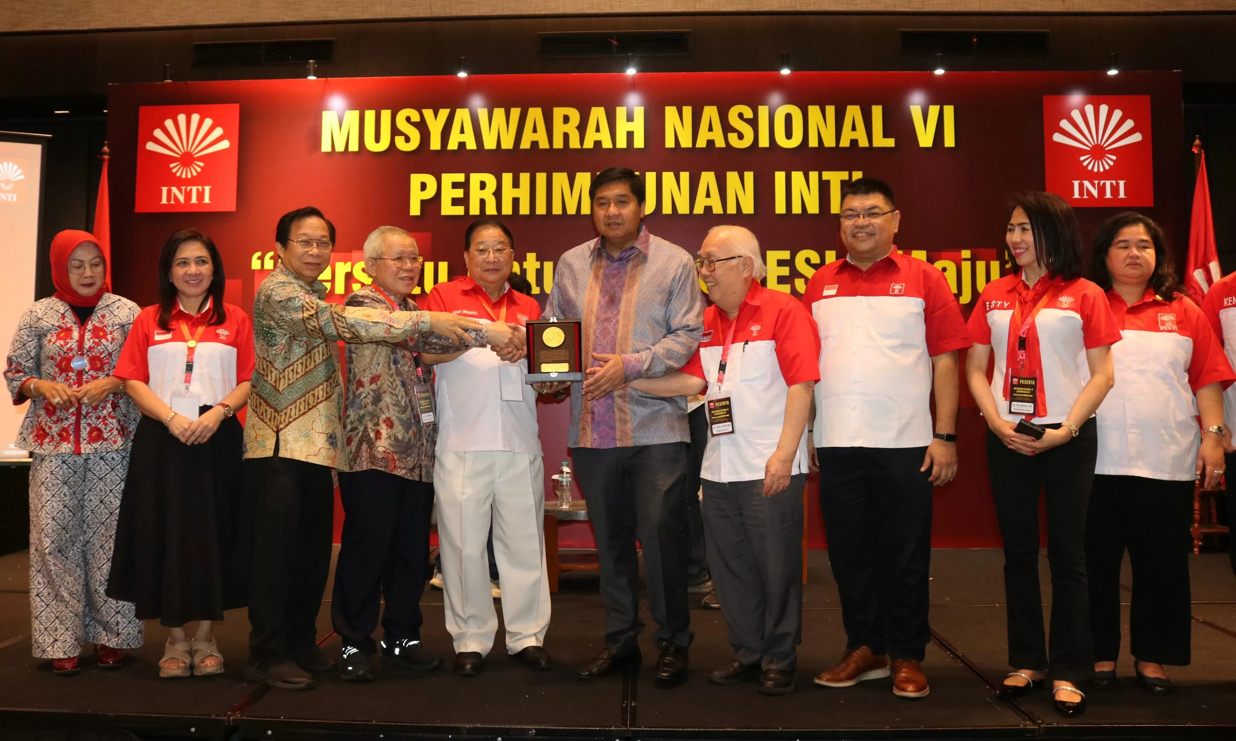Maruarar Sirait menerima plakat dari Ketua Umum Perhimpunan INTI, Teddy Sugianto beserta jajarannya. (Perhimpunan INTI)