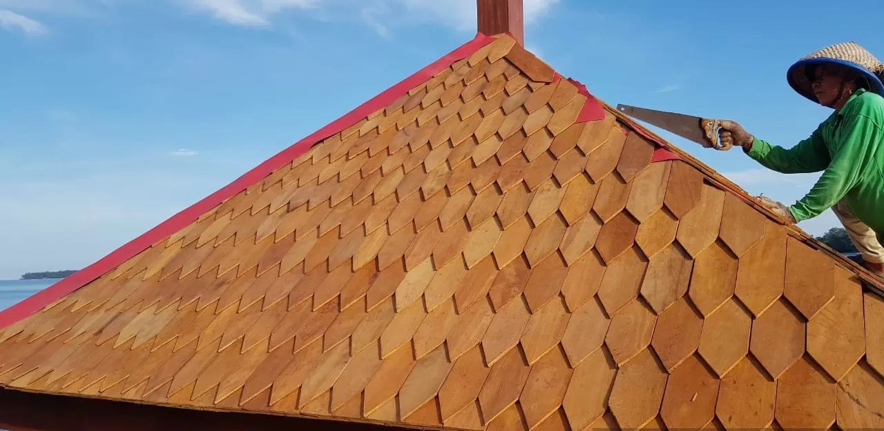 Atap Sirap Kayu Ulin (pksabdaalam.com)