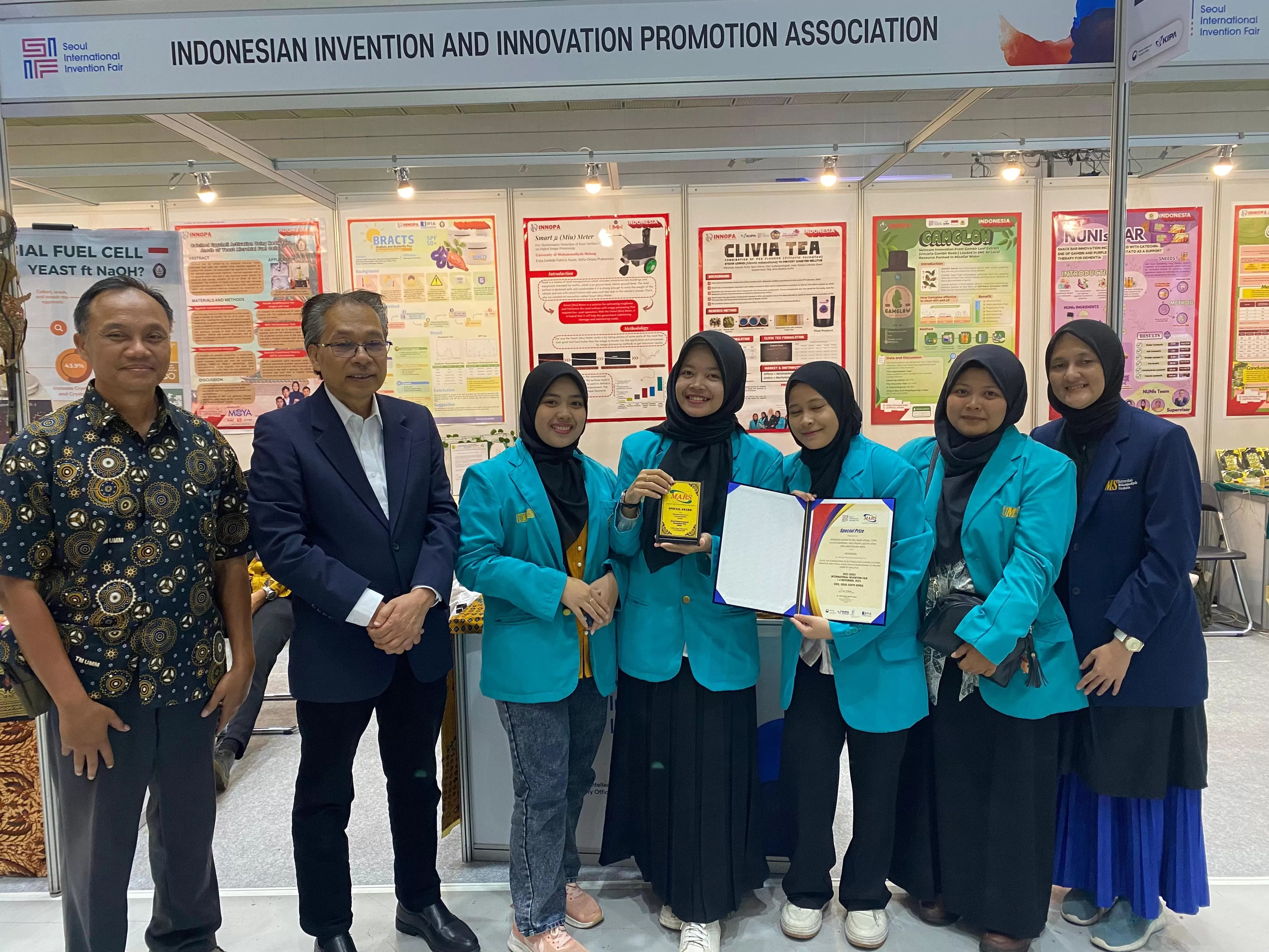 Tim Mahasiswa UMS bersama Pembimbing menunjukkan piagam Silver Medal di ajang SIIF di Seoul Korsel. 1-4 November 2023 (dok-Humas UMS)
