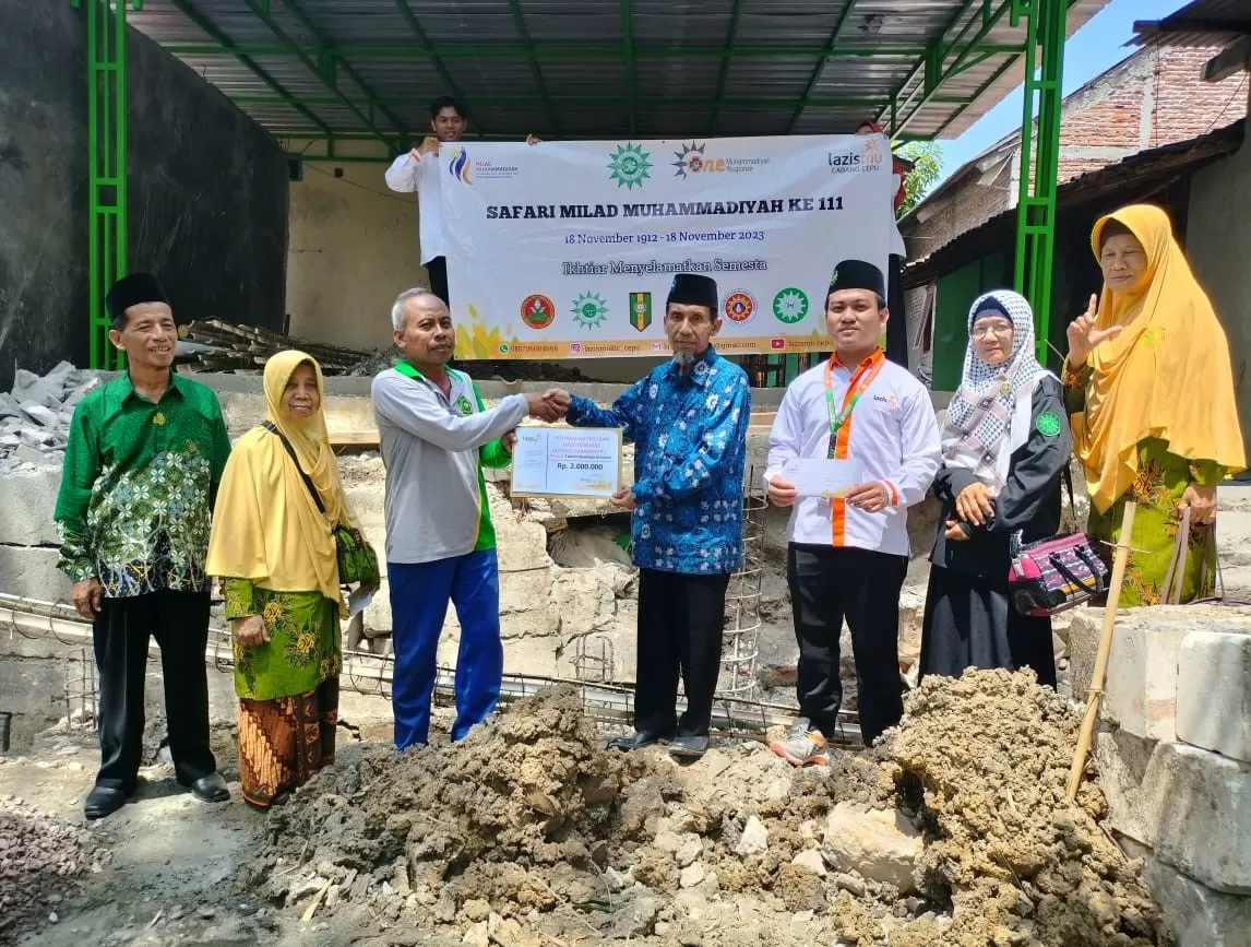 Lazismu Blora memberikan bantuan kepada masyarakat. (grahamedia.id)