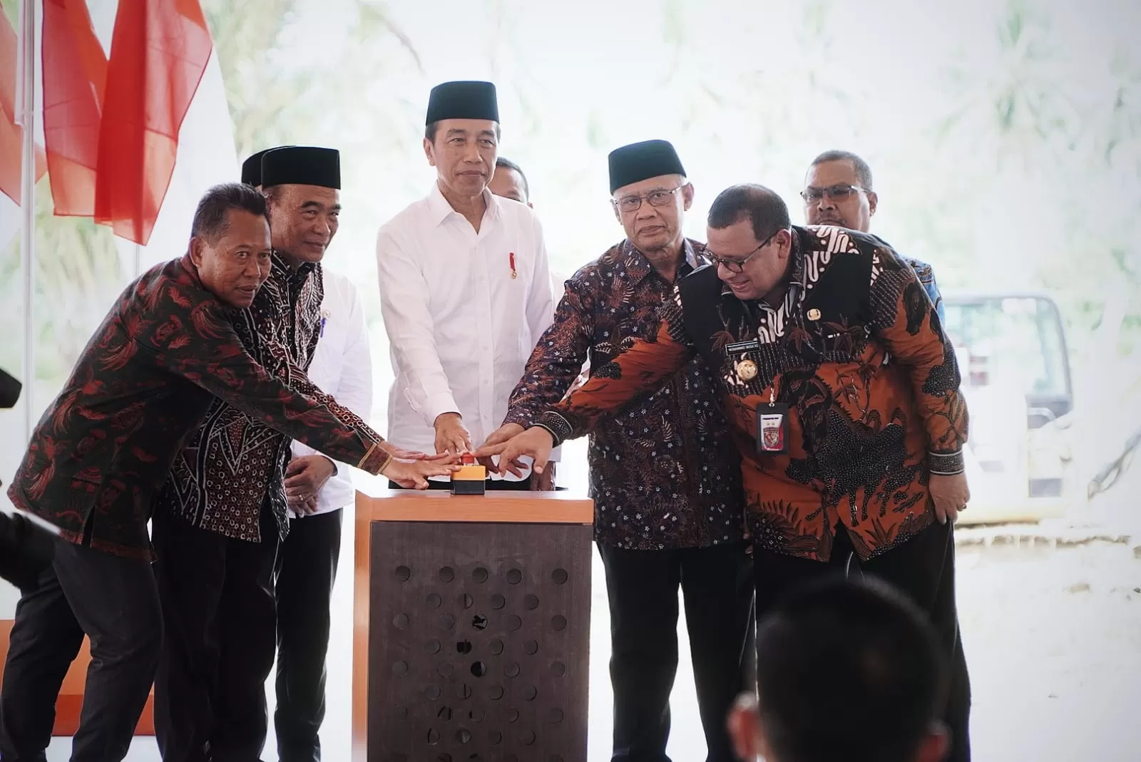 Presiden Joko Widodo didampingi Ketua Umum PP Muhammadiyah Haedar Nashir menekan tombol saat groundbreaking Pembangunan RS PKU Muhammadiyah UNIMUDA Sorong. Jum'at 24 November 2023 (muhammadiyah.or.id)