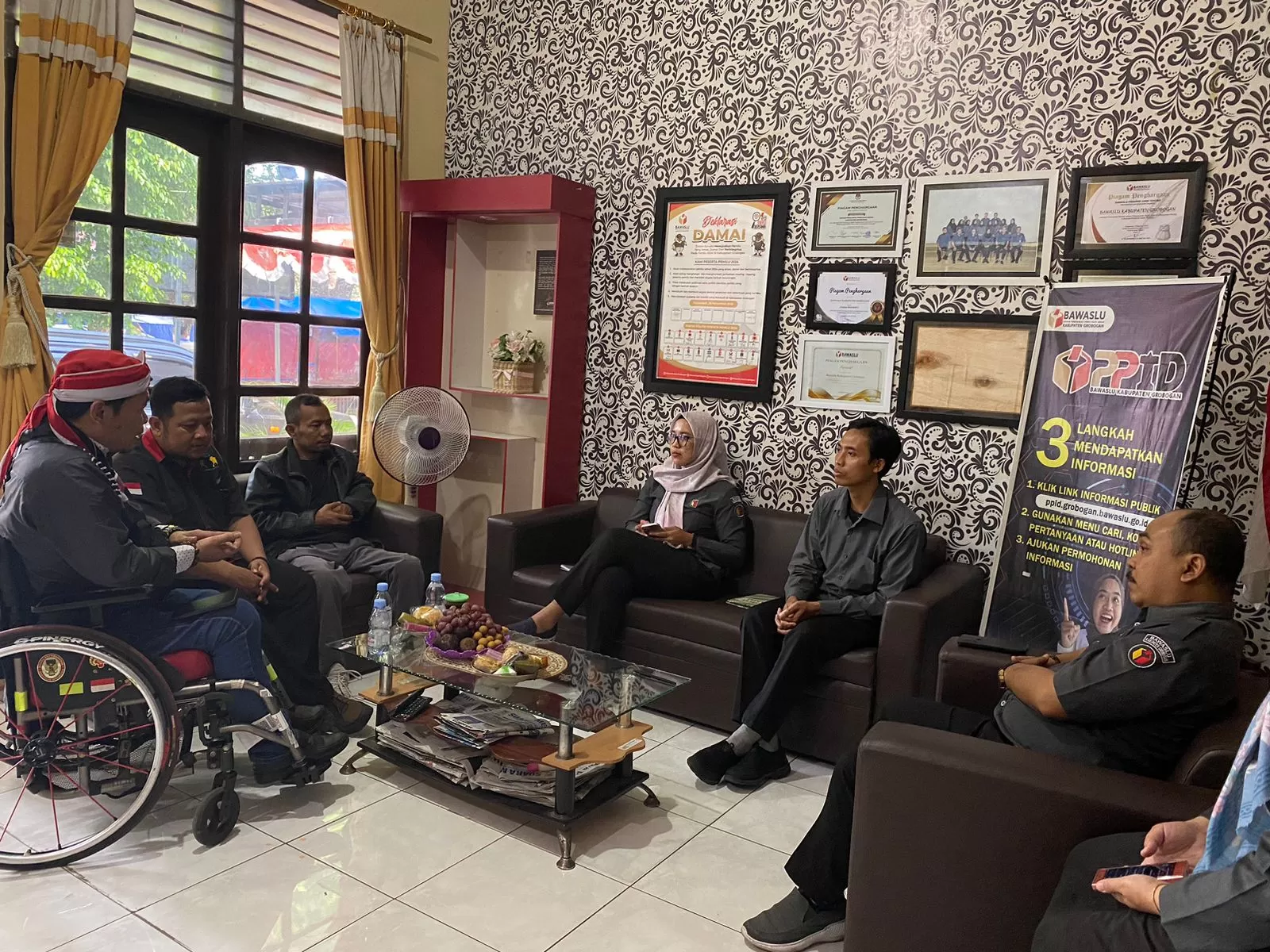 Tenaga Ahli Kedeputian V Kantor Staf Kepresidenan  Sunarman Sukamto, didampingi oleh Wahyono serta Budi dari komunitas Forum Komunikasi Difabel Groboga saat di Kantor Bawaslu Grobogan (humasbawaslugrobogan)