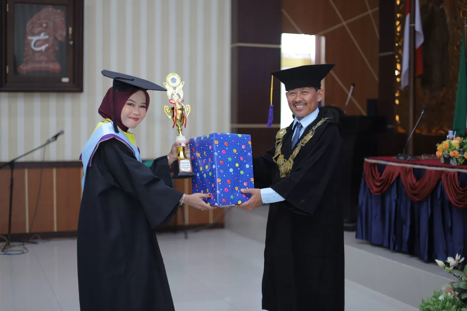 Maidah Menerima Piala dan Bingkisan dari Ketua STKIP Muhammadiyah Blora, sebagai Wisudawan terbaik.  (grahamedia.id)