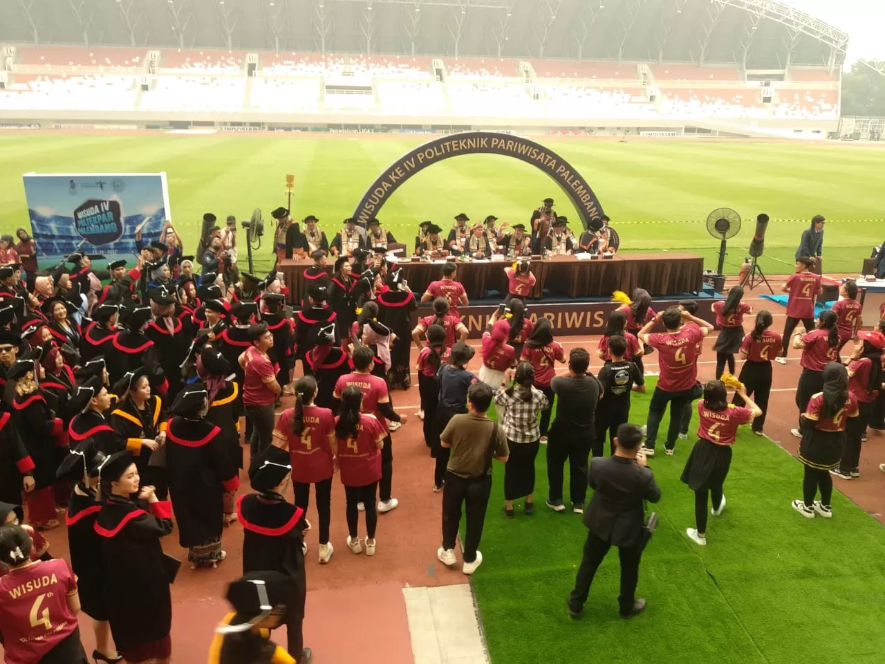 Pertama Kali, Gelar Wisuda Di Stadion Jakabaring, Lulusan Poltekpar 30 ...