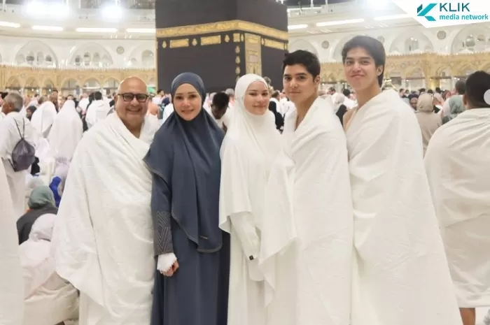 Keluarga Maia Estianty dibully netizen India saat menjalankan umrah. (Yuan/Klikmedianetwork.com)