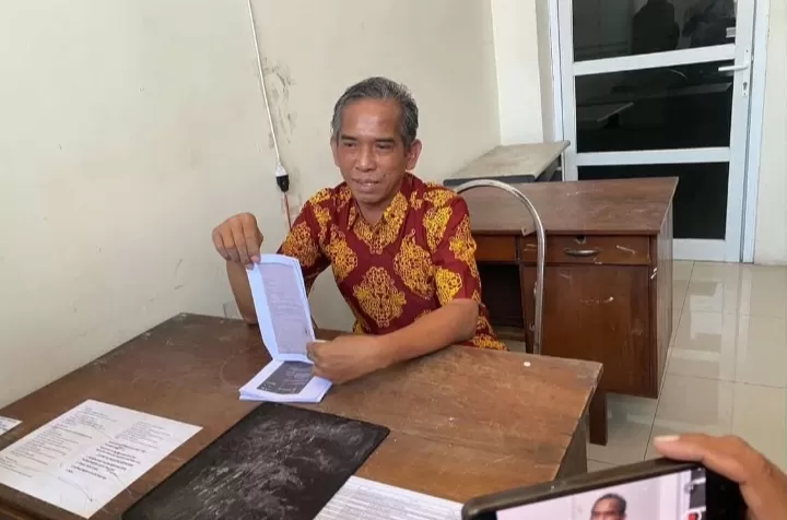 Agus Priyono atau AG saat menunjukkan bukti anaknya resign dari kerjaan karena tergiur tawaran SK ASN (Hilmi/klikmedianetwork.com)