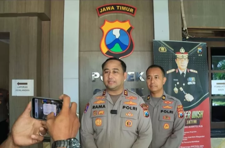 Kapolres Gresik didampingi Kasi Humas saat memberikan tanggapan penipuan sk asn (Istimewa)