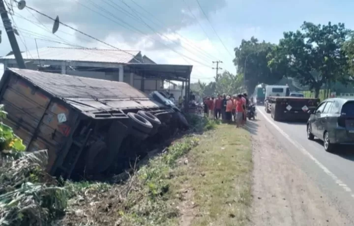 Truk tronton masuk parit usai kecelakaan (Istimewa)