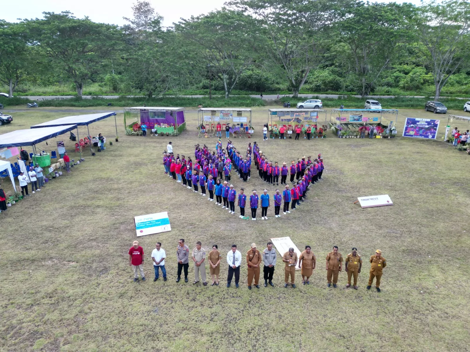 Foto bersama asisten 1 Bidang Pemerintahan dan Kesejahteraan Rakyat Michael A. Suruan, S.Sos., M.Si, dengan para undangan dan peserta Jambore Kader Malaria. (HUMAS DAN PROTOKOLER )