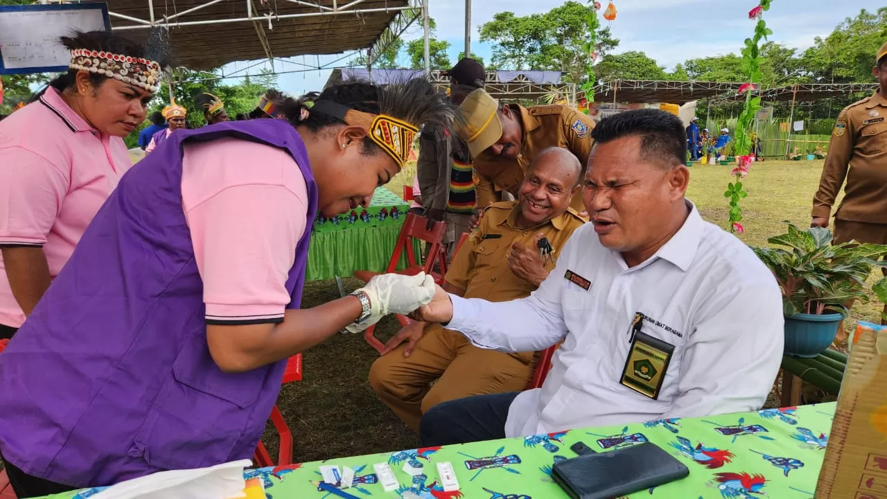 Pemeriksaan malaria kepada tamu undangan yang hadir dalam pembukaan Jambore Kader Malaria yang dilaksanakan di Lapangan Upacara Pemda Sarmi, Senin (30/10/) lalu.  (humas dan protokoler)