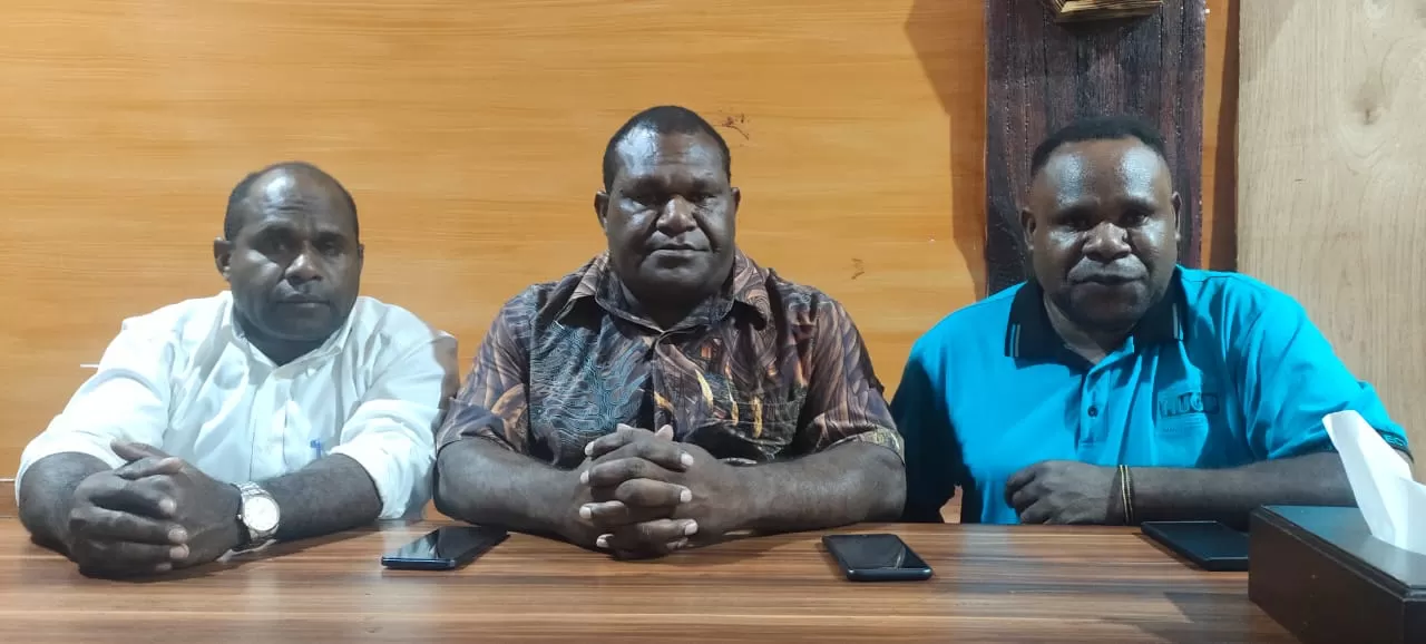 Ketua HP OAPP Oandimur Yikwa didampingi Sekretaris HP OAPP Simon Asso saat memberikan keterangan pers, Senin (6/11/2023).  (Ceposonline.com/DENNY)