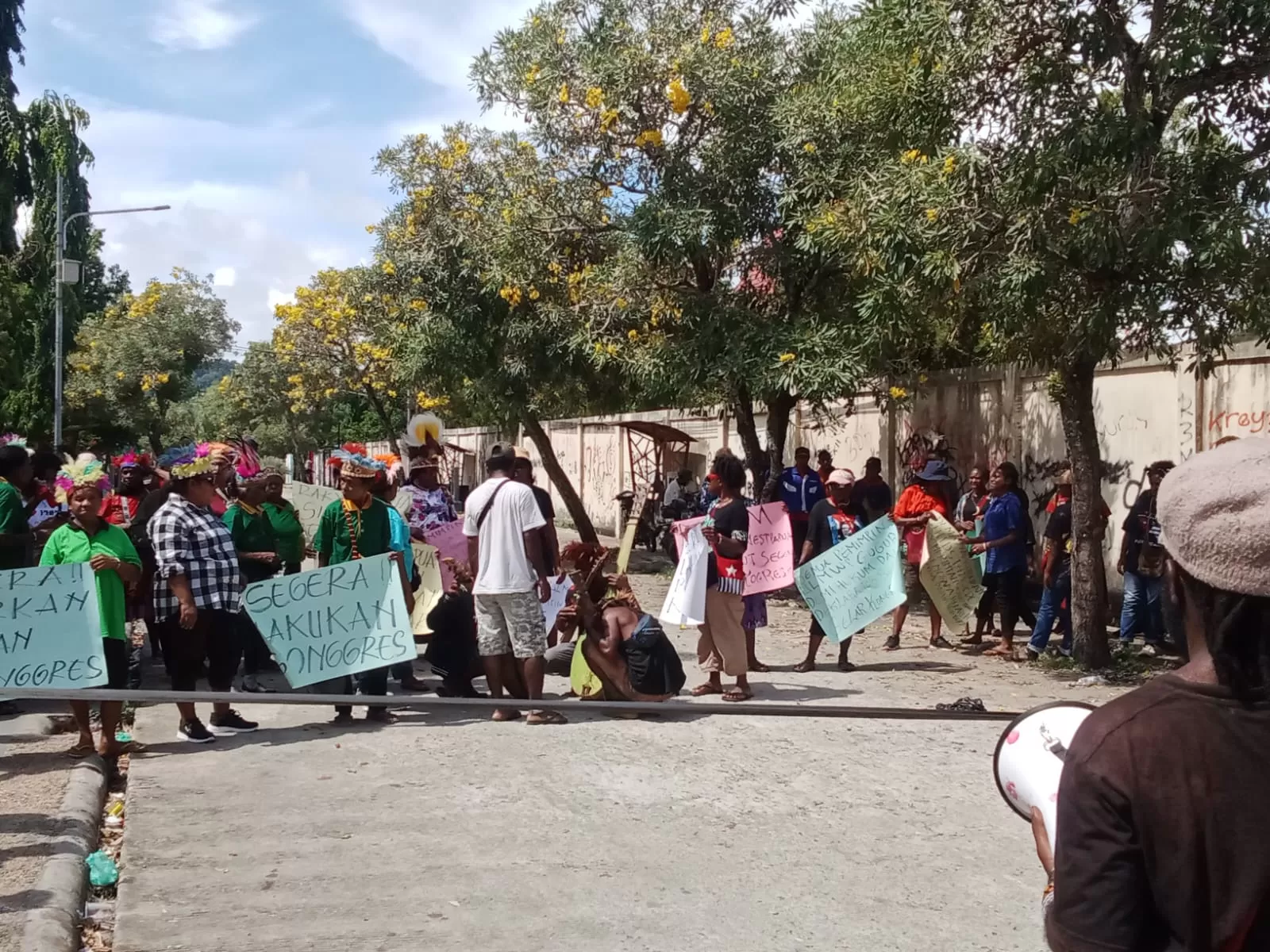 Masa Kelompok ULMWP Wadah Pemerintah melakukan Aksi Demo Damai,  di Gapura Expo Waena,  Distrik Heram Kota Jayapura, Senin (6/11). (Ceposonline.com/Karel)