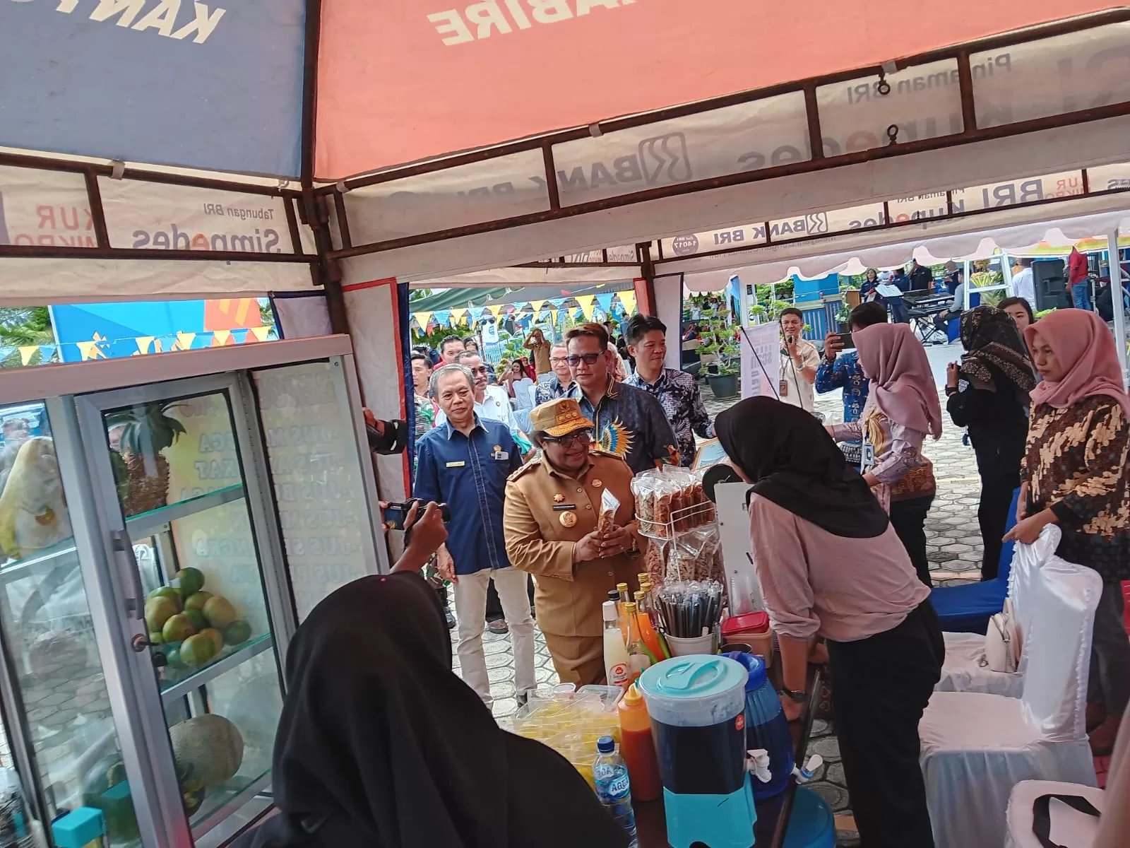 Pj. Gubernur Papua Tengah didampingi Kepala KPPN Nabire, Dede Daman (belakang kiri) dan Moudy Hermawan, Kakanwil DJPb Provinsi Papua (Belakang kanan) saat mengunjungi salah satu UMKM Binaan Bank BRI. (ceposonline/THERESIA)