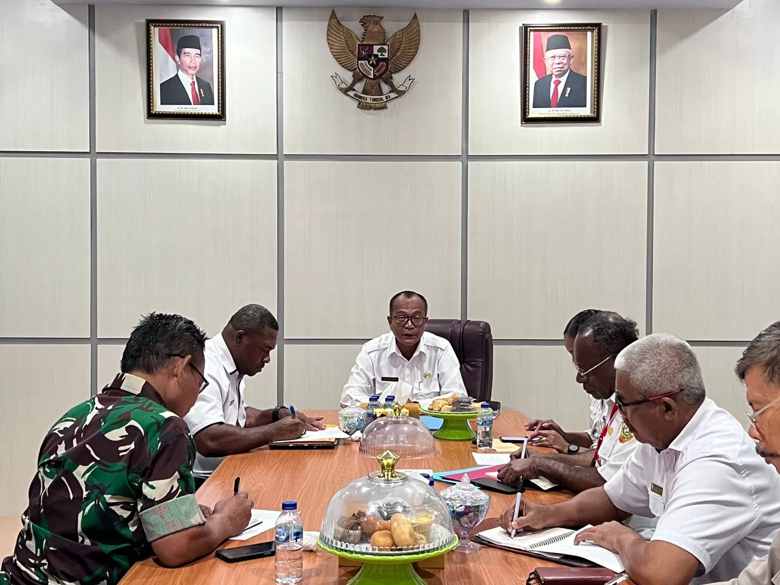 Sekda Keerom,  Trisiswanda Indra saat pimpin rapat persiapan perayaan hari Pahlawan, Rabu (08/11/2023). (Foto MUSTAKIM ALI/ceposonline)
