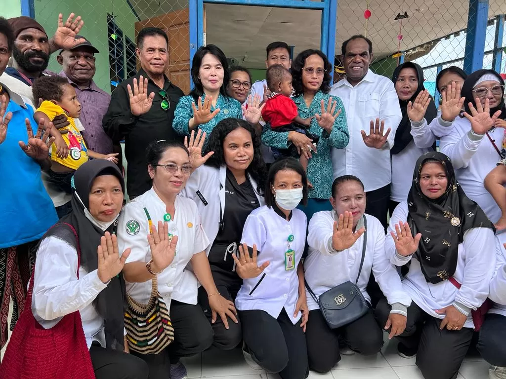 Penjabat Gubernur Papua, Ridwan Rumasukun, didampingi Bupati Keerom, Piter Gusbager foto bersama tenaga medis di Posyandu Arso Barat, Rabu (8/11). (Foto ERIANTO/ceposonline)
