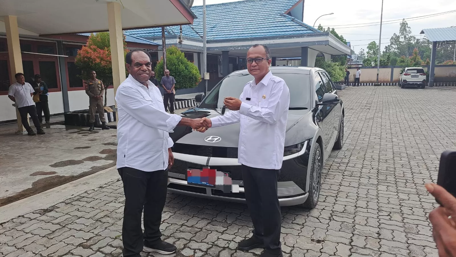Bupati Piter Gusbager saat menyerahkan kunci mobil dinas kepada Sekda Keerom yang berlangsung di Halaman kantor bupati,  Rabu (08/11/2023) sore tadi. (Foto MUSTAKIM ALI/ceposonline)