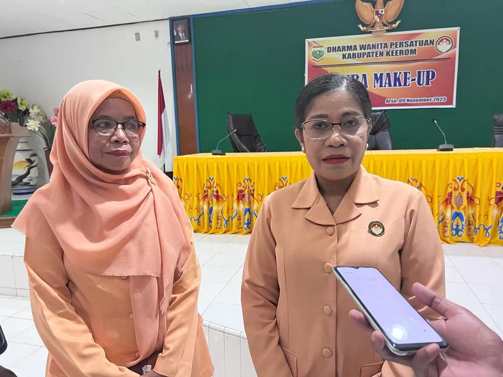 Ketua DWP Corry Erlyn R. Trisiswanda Indra (kanan) saat memberikan keterangan di Aula Kantor Bupati Keerom, Kamis (9/11).  (foto ERIANTO/ceposonline)