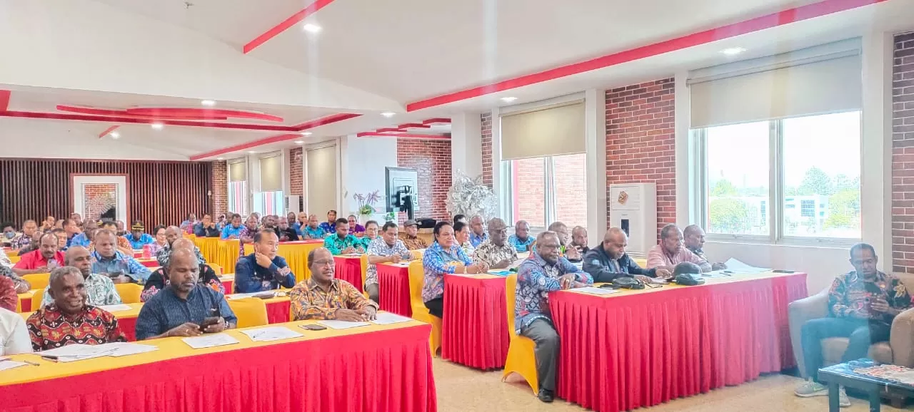 71 Pejabat dari Tingkat Provinsi dan Kabupaten se-Papua Pegunungan saat mengikuti seleksi pimpinan tinggi Pratama di lingkungan Pemprov Papua Pegunungan yang telah memasuki pembuatan makalah. (Foto DENNY/ Ceposonline)