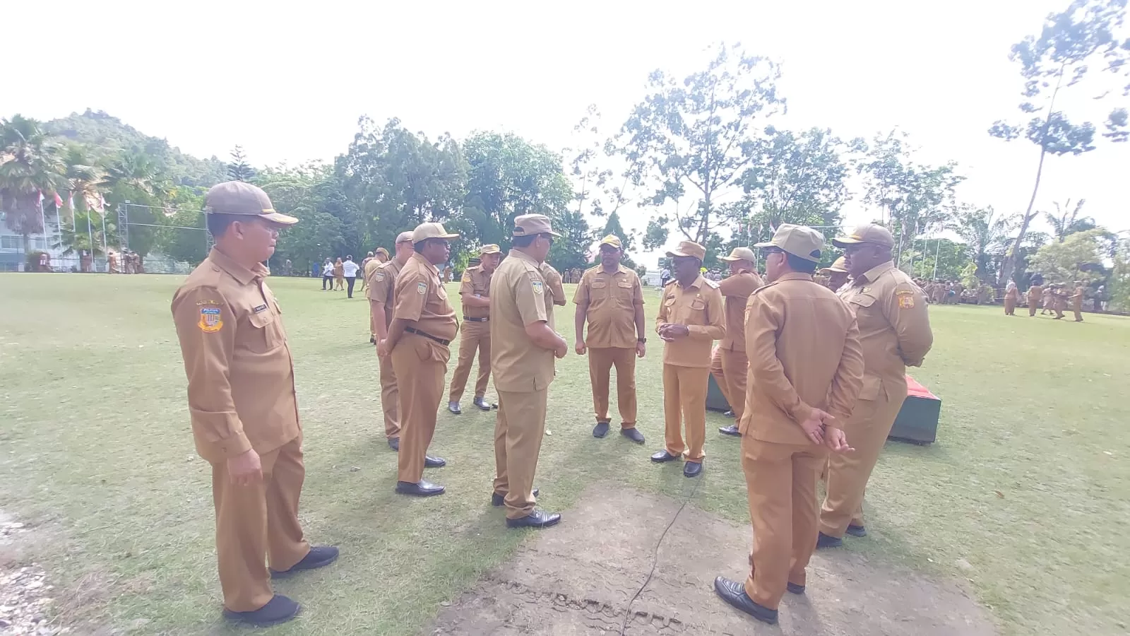Penjabat Wali Kota Jayapura, Frans Pekey ketika berdiskusi dengan pimpinan OPD usai apel. (Foto: HANS PALEN/Ceposonline.com)