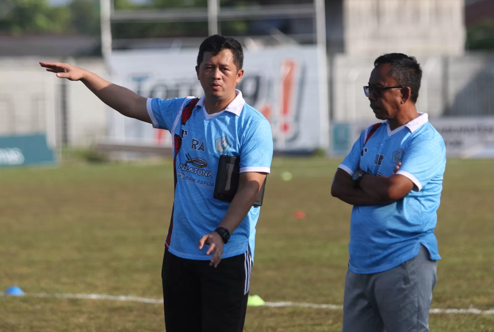 Regi Aditya saat masih melatih PSBS Biak di Liga 2 musim 2023/2024. (MO PSBS BIAK)