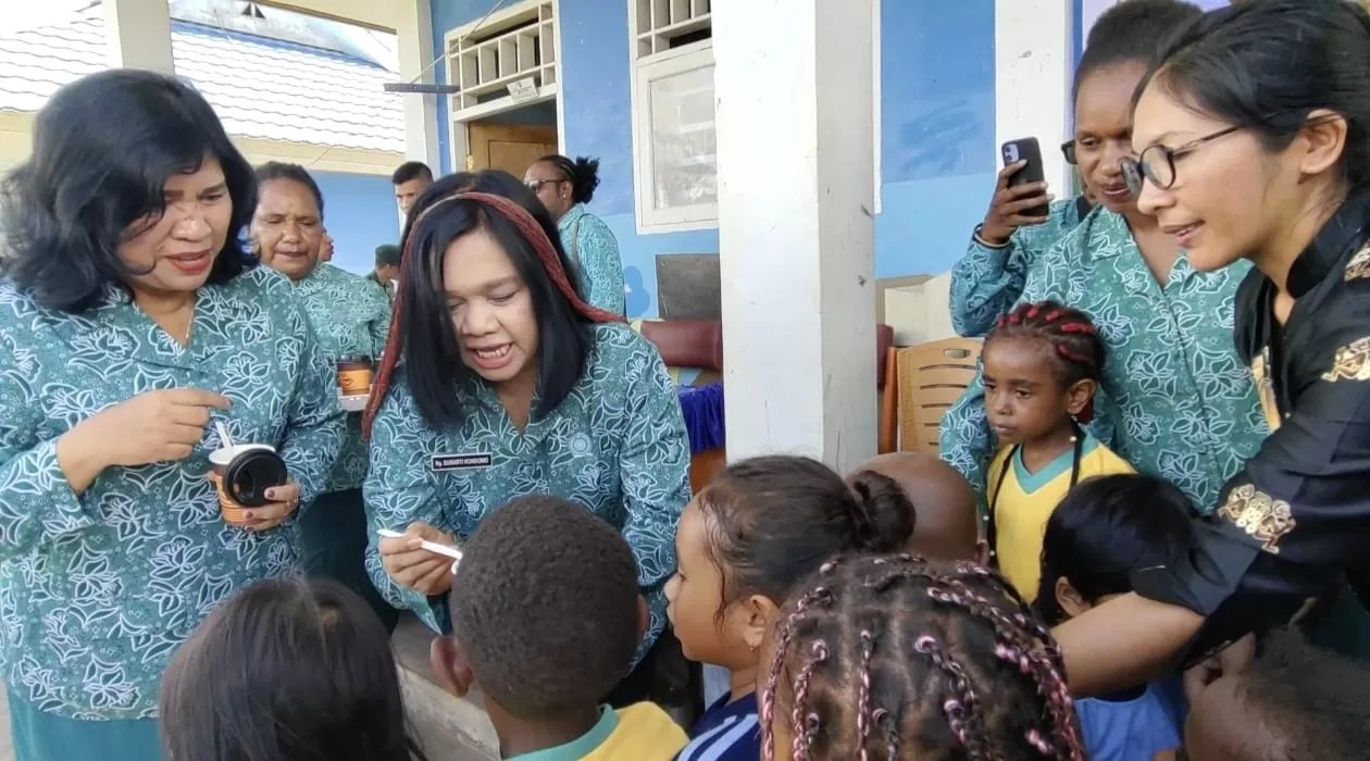 Ketua TP PKK Provinsi Papua Pegunungan, Sunarti Kondomo dan Ketua TP PKK Kabupaten Mamteng, Helviana Siregar Sirait saat memberikan makanan tambahan kepada anak-anak PAUD.  (Humas Pemkab Mamteng)