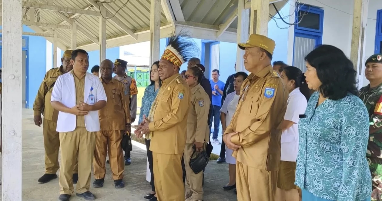 Pj Gubernur Papua Pegunungan Nikolaus Kondomo bersama rombongan didampingi Pj Bupati Mamberamo Tengah Manogar Sirait saat meninjau RSUD Lukas Enembe di Kobakma, Senin (6/11) lalu. (Humas Pemkab Mamteng)