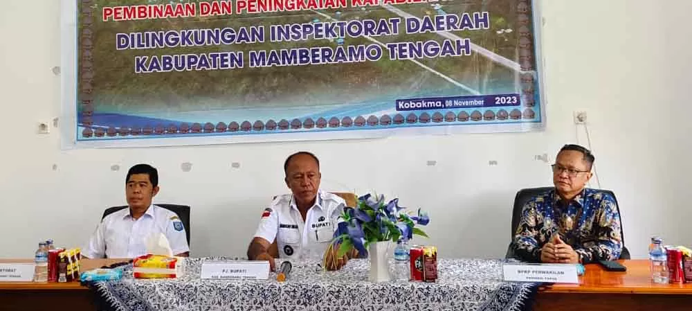Penjabat Bupati Mamberamo Tengah Manogar Sirait, SIP., saat memberikan sambutan sebelum membuka kegiatan pelatihan dan peningkatan kapabilitas APIP di Aula Inspektorat, Rabu (8/11 (Humas Pemkab Mamteng)