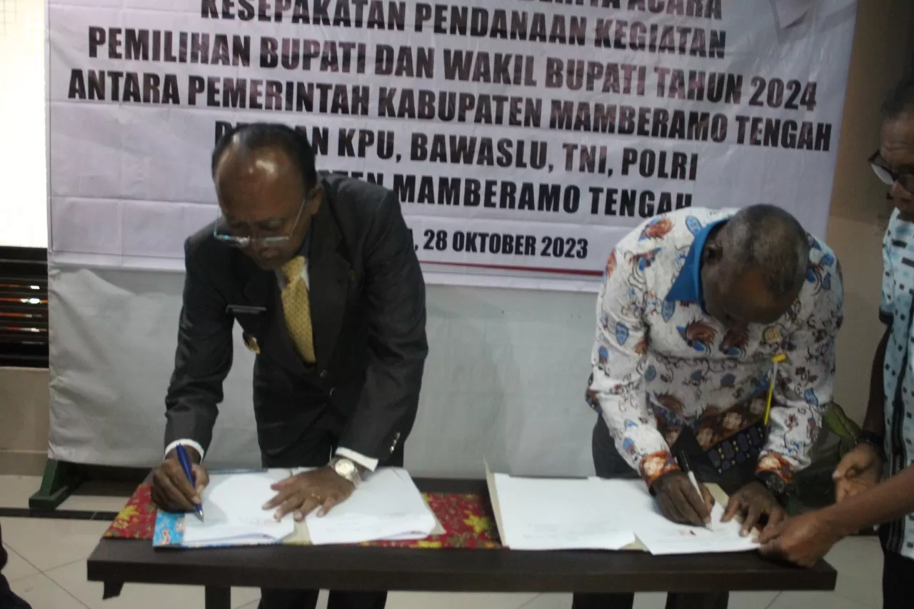 Penjabat Bupati Mamberamo Tengah Manogar Sirait, SIP., dan Ketua Bawaslu Alpius Karoba saat menandatangani berita acara NPHD di Wamena, Kabupaten Jayawijaya, Provinsi Papua Pegunu (Humas Pemkab Mamteng)