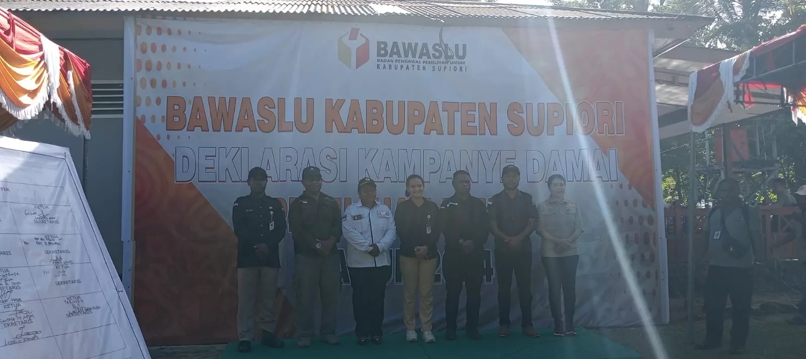 Koordinator Divisi Hukum Pencegahan, Partisipasi Masyarakat, dan Humas  (HP2MH) Bawaslu Kabupaten Supiori, Montesori Kajai Labok, S.H bersama Komisioner KPU Kabupaten Supiori usai acara deklarasi. (ceposonline/ISTIMEWA)