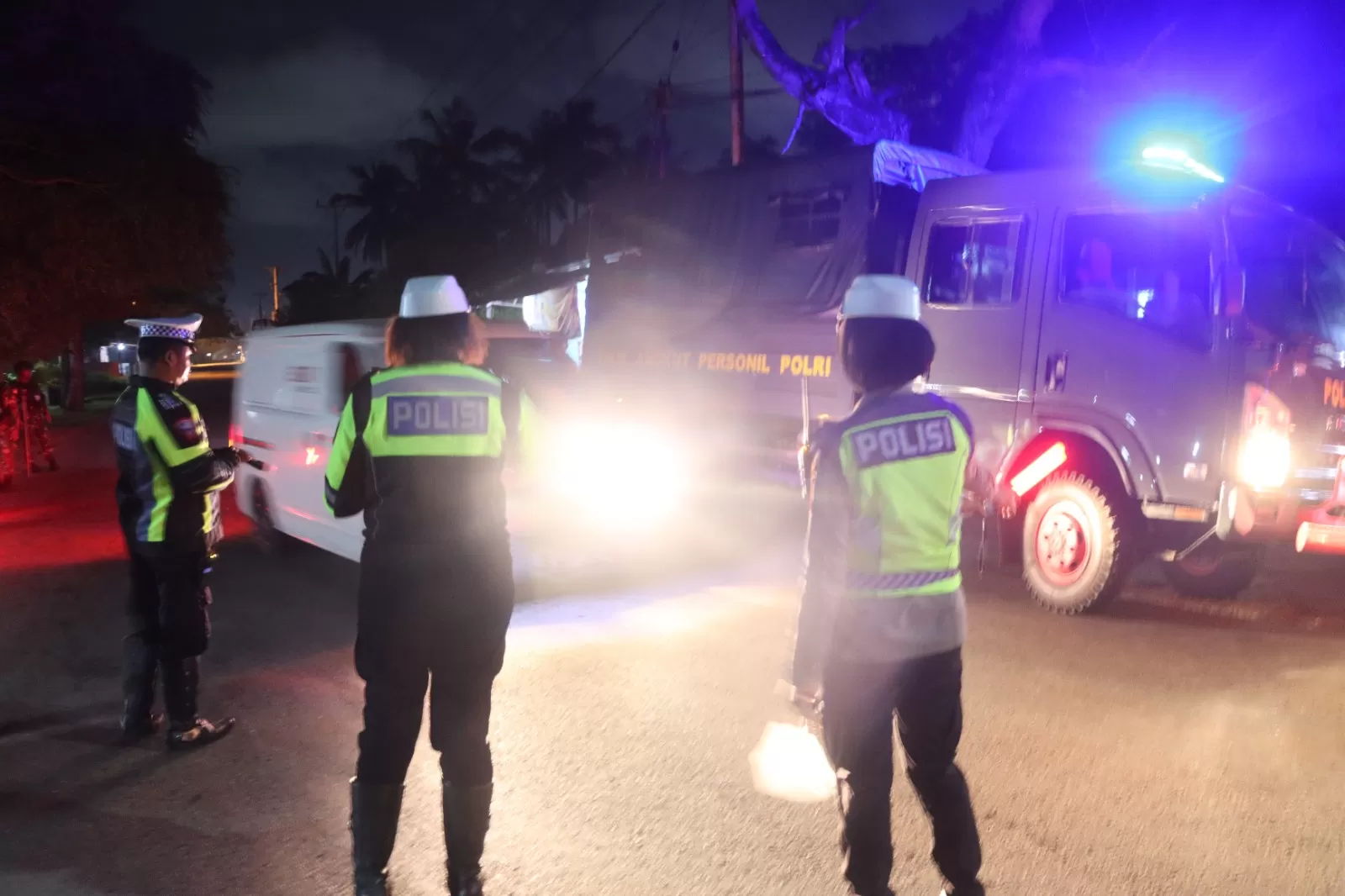 Anggota TNI-Polri dan Satpol PP Kabupaten Merauke saat melakukan patroli dan razia gabungan di sejumlah titik yang masuk radar intelejen baik TNI dan Kepolisian selama ini, Kamis (30/11/2023) malam.  (polres merauke)