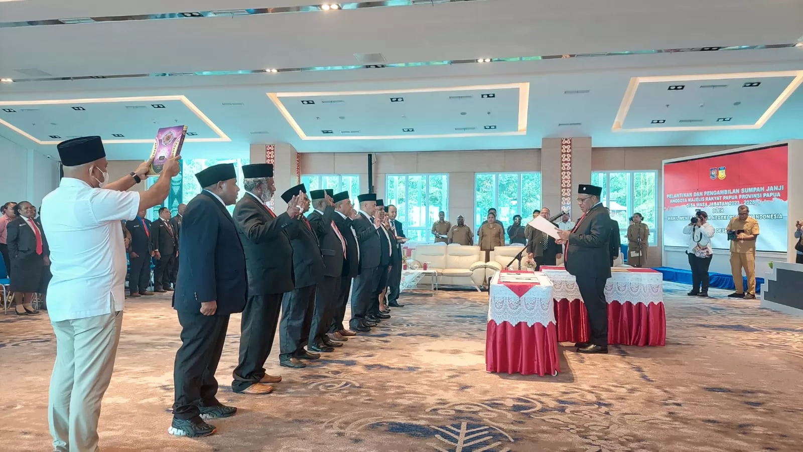 Wakil Menteri Dalam Negeri (Wamendagri) John Wempi Wetipo saat melantik Anggota MRP di Kantor Gubernur Papua, Selasa (5/12/2023) (ELFIRA/Ceposonline.com)