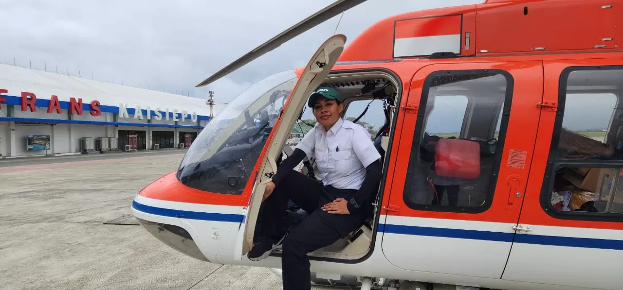 Amigelien Rumbewas Yigibalom Perempuan Papua Pertama Jadi Pilot Helikopter Explore, PT. Sayap Garuda Indah di pintu helikopter. (istimewa)
