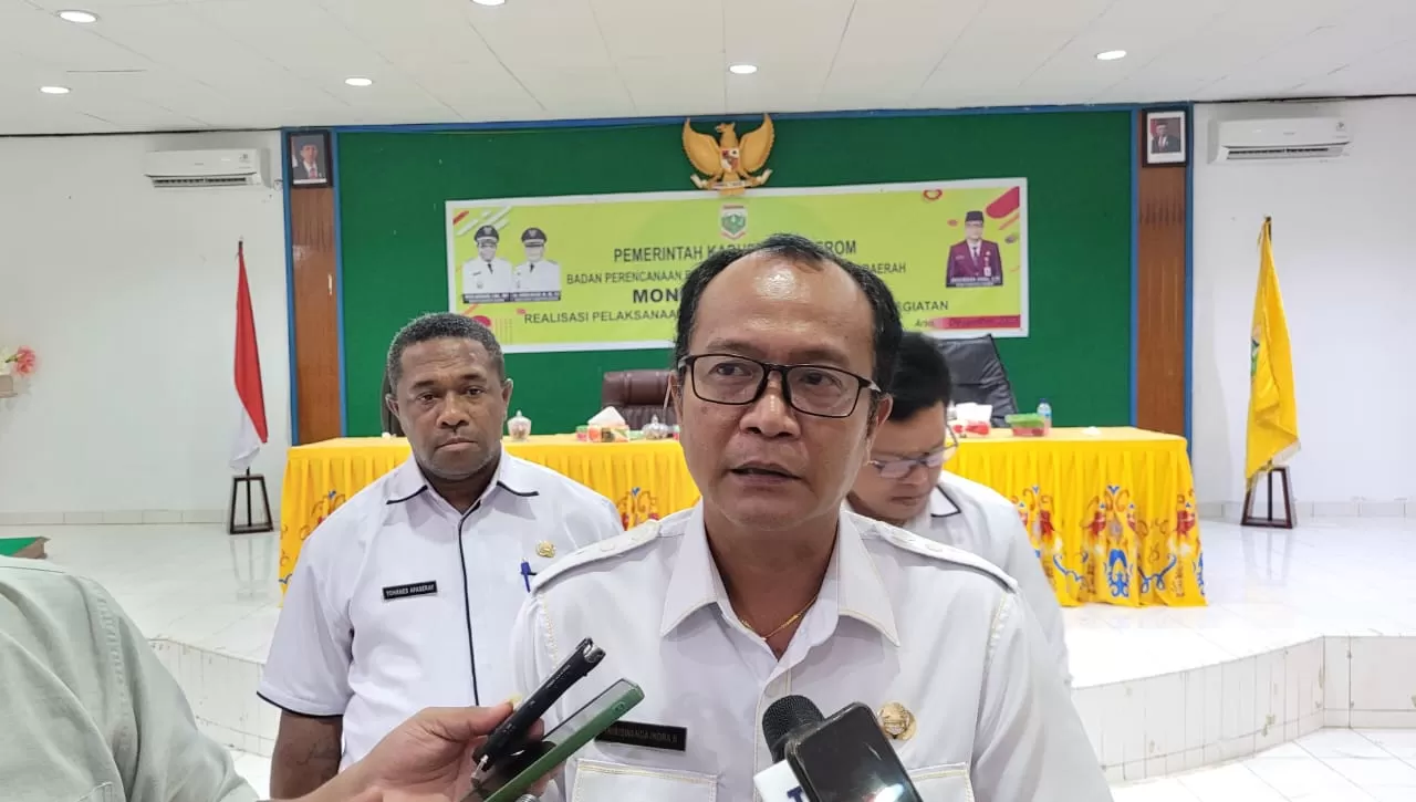 Sekda Keerom, Trisiswanda Indra saat memberikan keterangan usai kegiatan, Rabu (13/12/2023).  (Ceposonline.com/MUSTAKIM ALI)