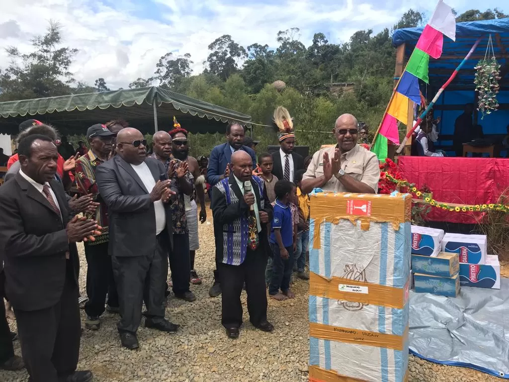 Wabup Jayawijaya, Marthin Yogobi saat memberikan bantuan alat musik keyboard di sela-sela peresmian gedung gereja Kingmi Jemaat Aboneri, Klasis Pyramid, Kabupaten Jayawijaya, Jumat (15/12/2023).  (ceposonline.com/deni tonjau)