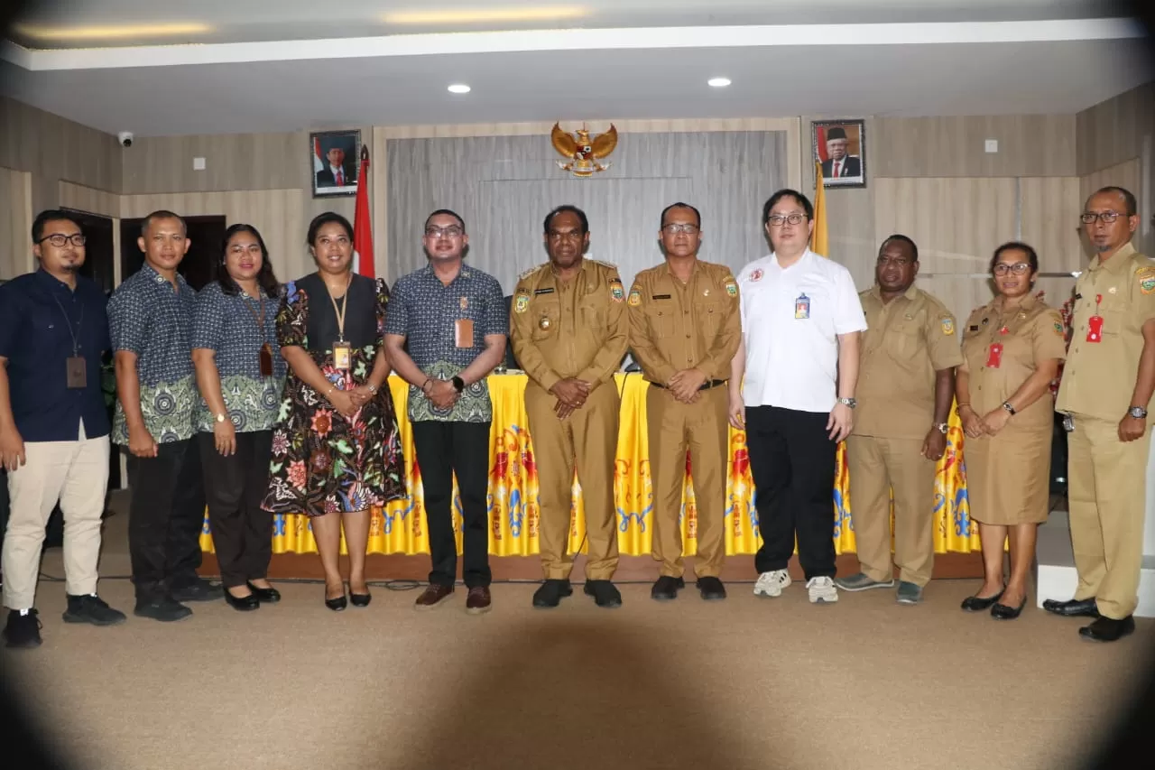 Bupati Keerom, Piter Gusbager didampingi Sekda Keerom, Trisiswanda Indra saat foto bersama tiga pimpinan/perwakilan RS, BPJS Kesehatan dan BPJS Ketenagakerjaan usai penandatanganan MoU, Selasa (19/12) (ceposonline.com/MUSTAKIM ALI)