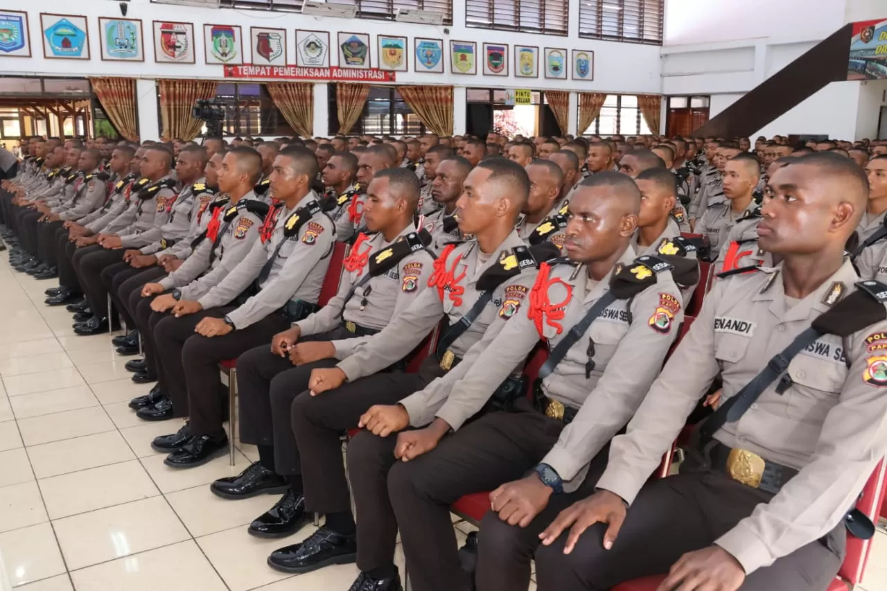 Siswa Pendidikan Pembentukan Bintara Polri Gelombang II T.A 2023 mendapat pembekalan dari Kapolda Papua Irjen Pol. Mathius D. Fakhiri, S.I.K, Senin (18/12/2023) di Aula Elsama Numberi SPN Polda Papua. (humas polda papua)