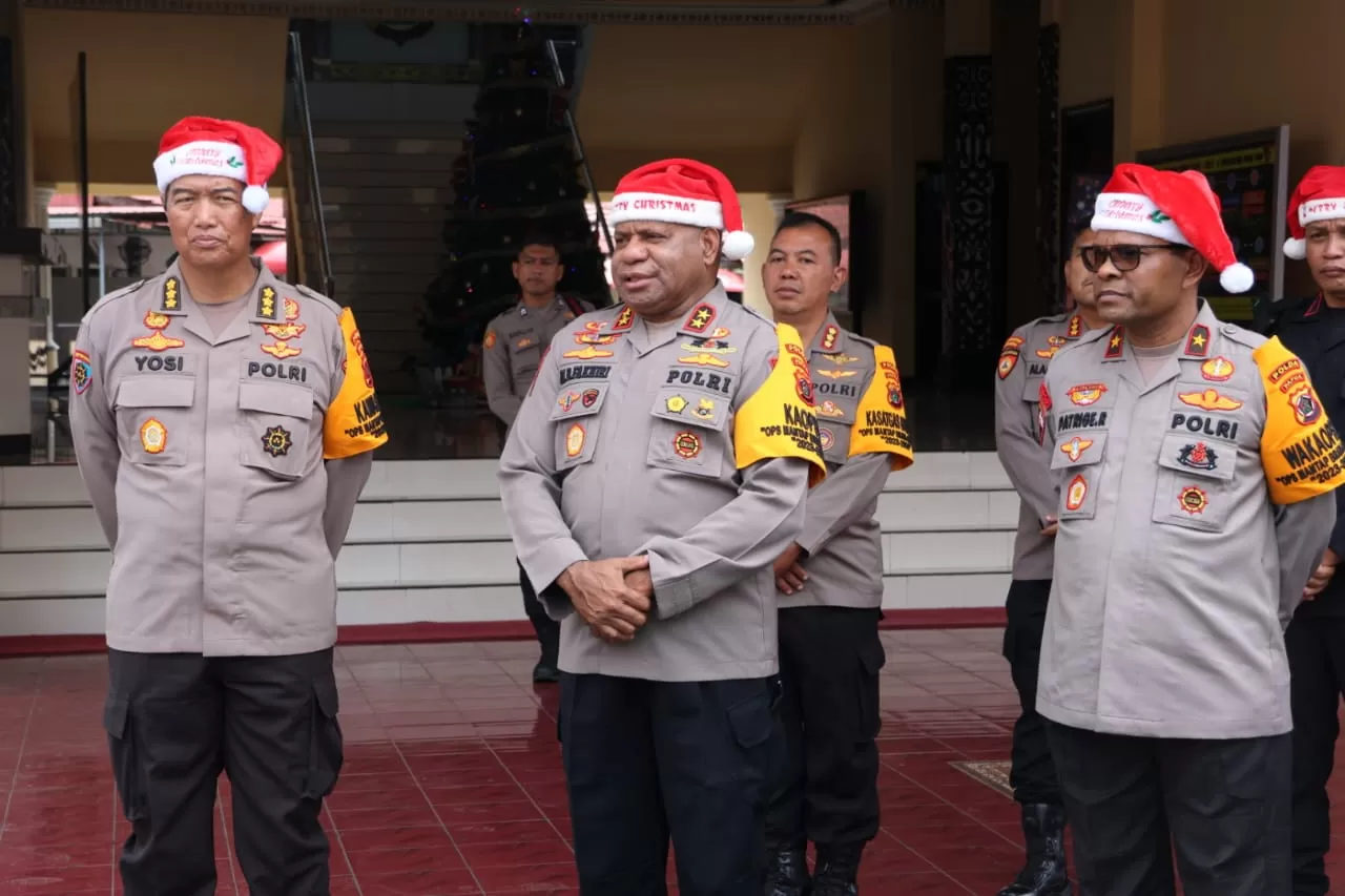 Kapolda Papua yang didampingi Wakapolda Papua, Brigjen Pol. Petrus Patrige Rudolf Renwarin, S.H., M.Si, Irwasda Polda Papua, Kombes Pol Drs. Yosi Muhamartha dan para PJU Polda Papua melepas Tim Kerja. (humas polda papua)