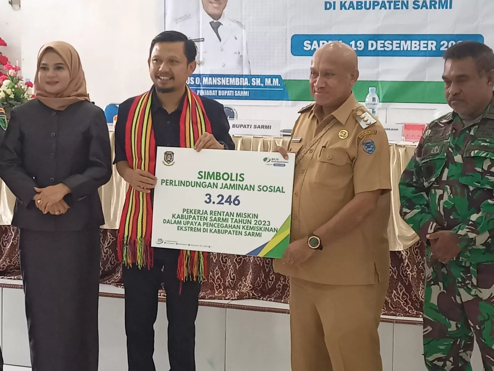 Launching secara simbolis pemberian perlindungan jaminan sosial kepada 3.246 pekerja rentan Miskin di Aula BKPSDM Pemkab Sarmi, Selasa (19/12/2023).  (Ceposonline.com/Agung)