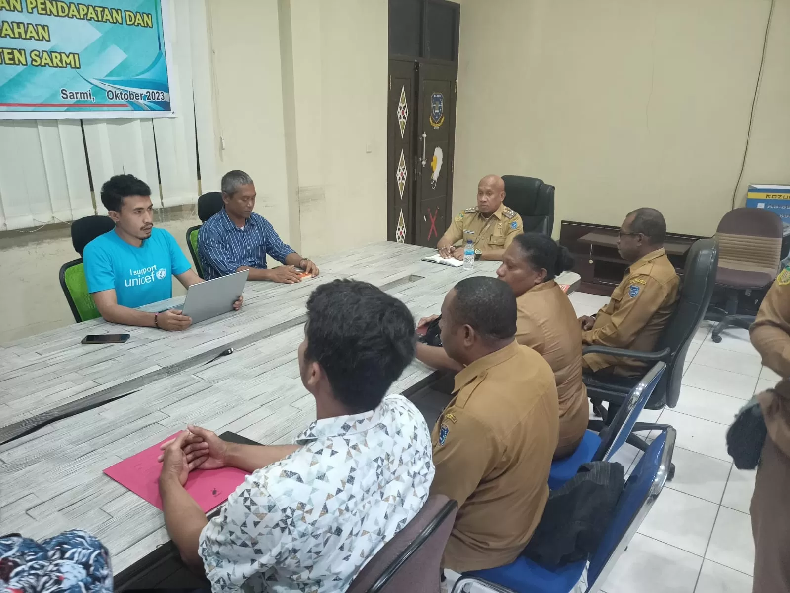 Penjabat Bupati Sarmi Markus Mansnembra saat melakukan pertemuan dengan Unicef Perwakilan Papua di Kantor BKD, Petam, Sarmi, Selasa (19/12/2023). (ceposonline.com/agung)