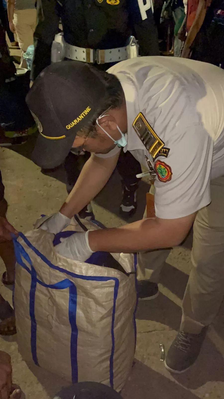Petugas Karantina Pertanian Merauke saat melakukan pemeriksaan terhadap barang bawaan penumpang KM Tatamailau di Pelabuhan Merauke, Kamis (21/12/2023) malam. ( Istimewa)