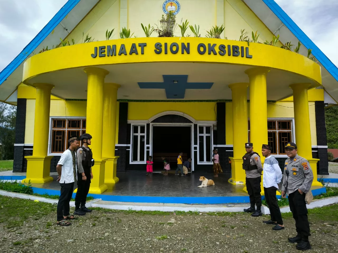 Pengurus masjid dan sejumlah anggota Polres Pegubin saat pengamanan natal di Kota Oksibil Selasa (26/12/2023).  (Polda Papua.)