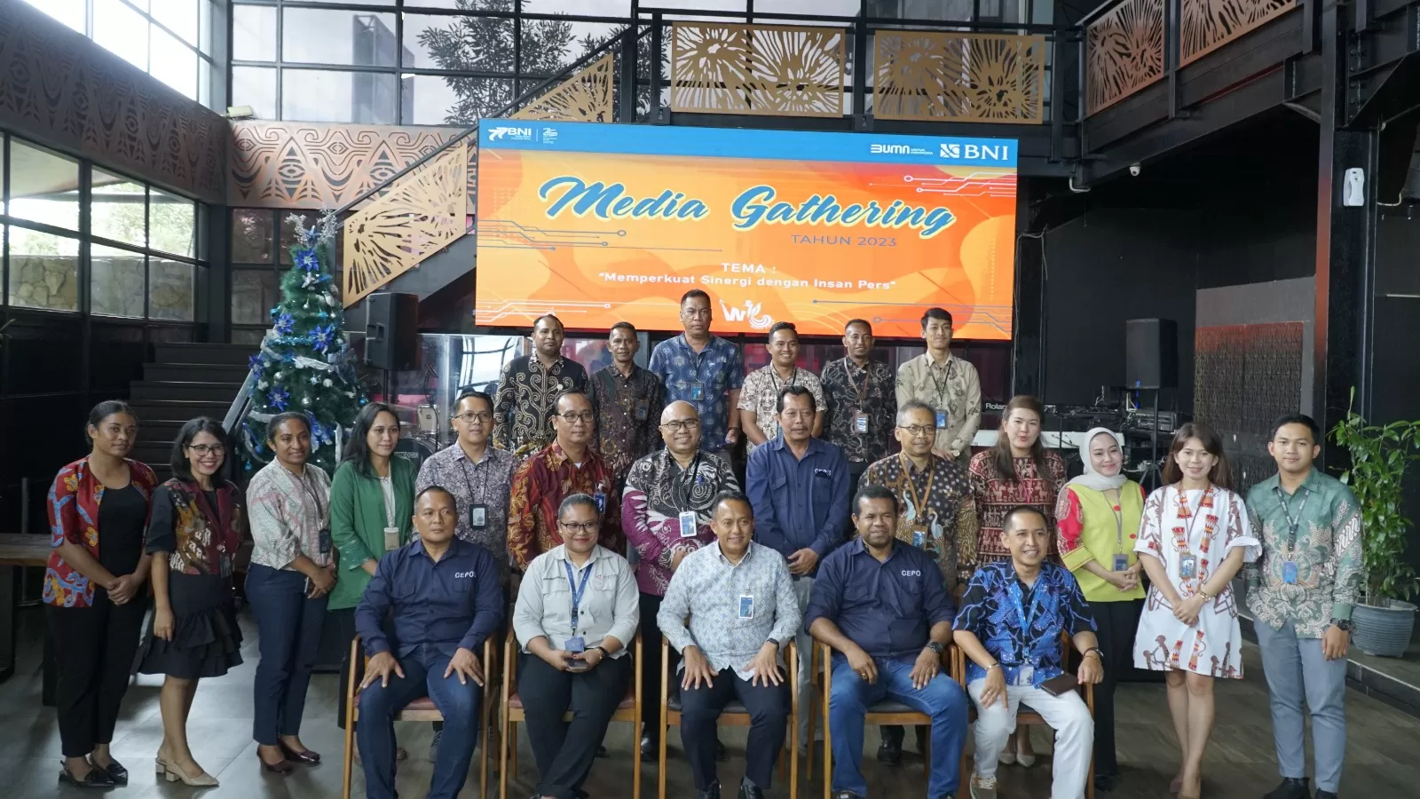 Pemimpin BNI Wilayah 16 Tanah Papua Ariyanto Soewondo Geni bersama jajaran menggelar media gathering dengan insan pers, di Hang Over, Hamadi, Rabu (27/12/2023). (Cepos online/Humas BNI)