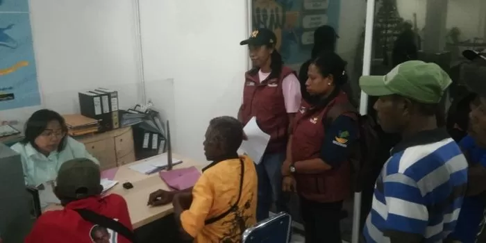 Penyaluran bantuan program bedah Rumah Sejahtera Terpadu (RST) bagi 35 kepala keluarga di Yapen, Papua, Jumat (5/1/2023). (Ist)