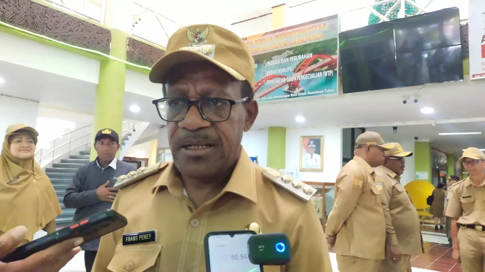 Penjabat Wali Kota Jayapura, Frans Pekey.    (Ceposonline.com/ROBERT MBOIK)